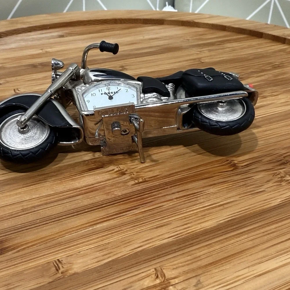 Limited Edition‎ Fossil Die-Cast Metal Motorcycle Desk Clock vintage